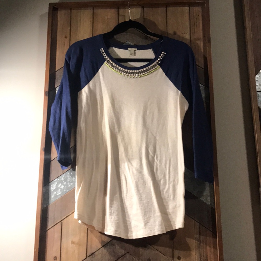 3/4 sleeve shirt.